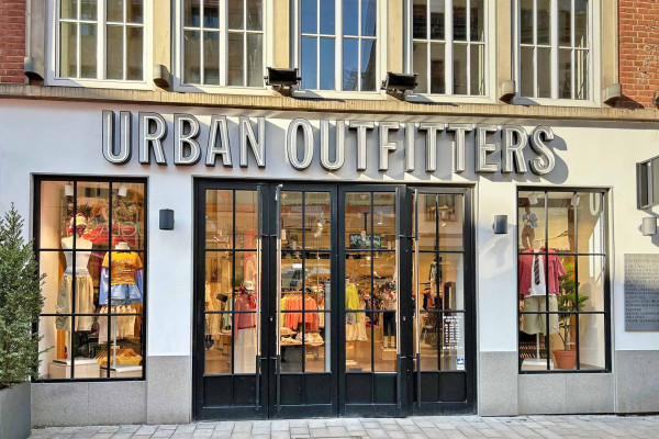 Urban Outfitters Eingang CityInitiative